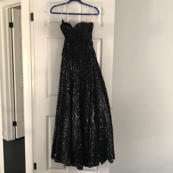 Tony Bowls Evening Gown. Stunning sequence dress. - Picture 6 of 7